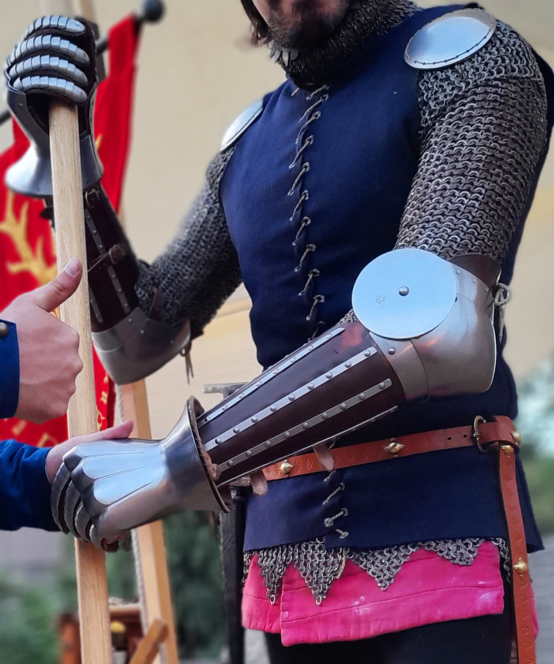 Composite braces and hourglass gauntlets based on manuscript Guiron le Courtois, circa 1370-1380. Material: medium carbon steel heat hardened and tempered up to 42 HRC, formed and beeswax hardened leather/ Przejciowe osony rk oraz rkawice klepsydrowe wzorowane na manuskrypcie Guiron le Courtois, datowanie 1370-1380. Materia: stal redniowglowa hartowana i odpuszczana do 42 HRC, formowana i utwardzona woskiem skra