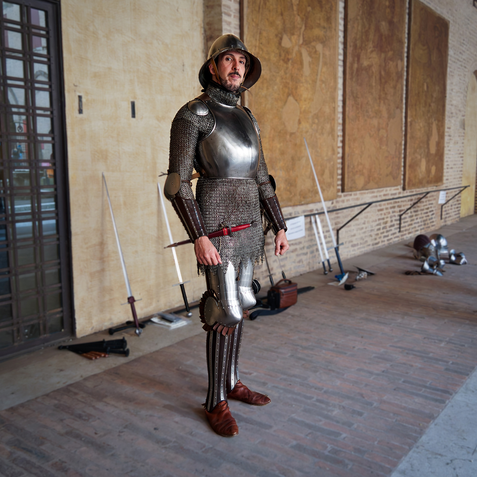 The 14th century was a period of rapid and fascinating armour development. We can see various designs, patterns and construction solutions in that transitional period on the way to create a full plate armour. Here you can see a kit dated for 1370-1380 which captured part of that transition. It's mainly based on the Guiron le Courtois manuscript of northern Italian provenance. You can see here some plate pieces with composite ones consist of hardened leather and steel splits. The set consists of the following elements: composite vambraces with hourglass gauntlets, globe shaped breastplate with vertical ridge and composite leg harness.
