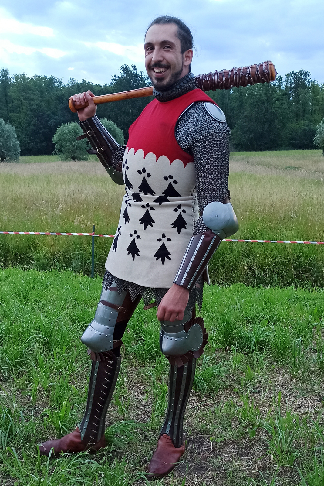 The 14th century was a period of rapid and fascinating armour development. We can see various designs, patterns and construction solutions in that transitional period on the way to create a full plate armour. Here you can see a kit dated for 1370-1380 which captured part of that transition. It's mainly based on the Guiron le Courtois manuscript of northern Italian provenance. You can see here some plate pieces with composite ones consist of hardened leather and steel splits. The set consists of the following elements: composite vambraces with hourglass gauntlets, globe shaped breastplate with vertical ridge and composite leg harness.