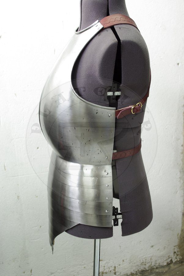 Napiernik z szorc wzorowany na przedstawienu z srebrnego otarza w katedrze w Pistoi, datowanym na 1371 r./Breastplate with fauld based on depict of men-at-arms from silver altar in Pistoia cathedral, c. 1371.