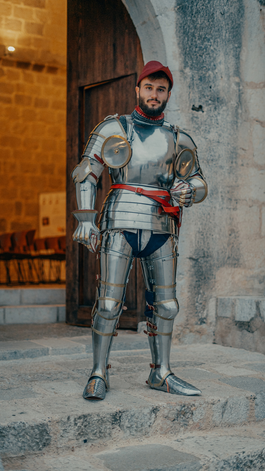 Armour for the beginning of the XV century mainly inspired by depictions from the Altar of St. George of the Valencian school, circa 1410. Spanish armour reproducted from medieval art, worn by my Spanish customer on Spanish soil - it's a wonderful compilation of circumstances, which bring history back to life. Photo made by @albertoexekution