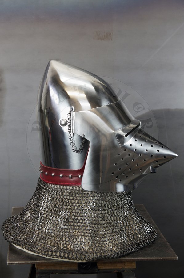 Przybica z zason psi pysk wzorowana na hemie A69 z Wallace Collection w Londynie, datowany na 1390-1400 r. Hem ulepszony cieplnie do 34 HRC./Visored bascinet hundsgugel based on A69 helmet from Wallace Collection in London, circa 1390-1400. Heat treatment up to 34 HRC.