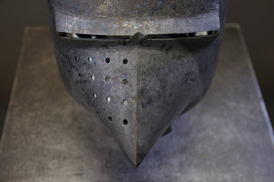 Przyłbica z zasłoną psi pysk wzorowana na hełmie A69 z Wallace Collection w Londynie, datowany na 1390-1400 r. Hełm ulepszony cieplnie do 34 HRC./Visored bascinet hundsgugel based on A69 helmet from Wallace Collection in London, circa 1390-1400. Heat treatment up to 34 HRC.