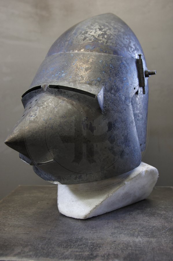 Przybica z zason psi pysk wzorowana na hemie A69 z Wallace Collection w Londynie, datowany na 1390-1400 r. Hem ulepszony cieplnie do 34 HRC./Visored bascinet hundsgugel based on A69 helmet from Wallace Collection in London, circa 1390-1400. Heat treatment up to 34 HRC.