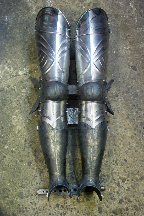 Bigwanty pytowe woskie eksportowe 'alla tedesca' w produkcji. /Italian export leg harness 'alla tedesca' in progress.
