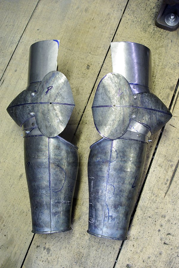 Narczaki pytowe w produkcji/Plate arm harness in production