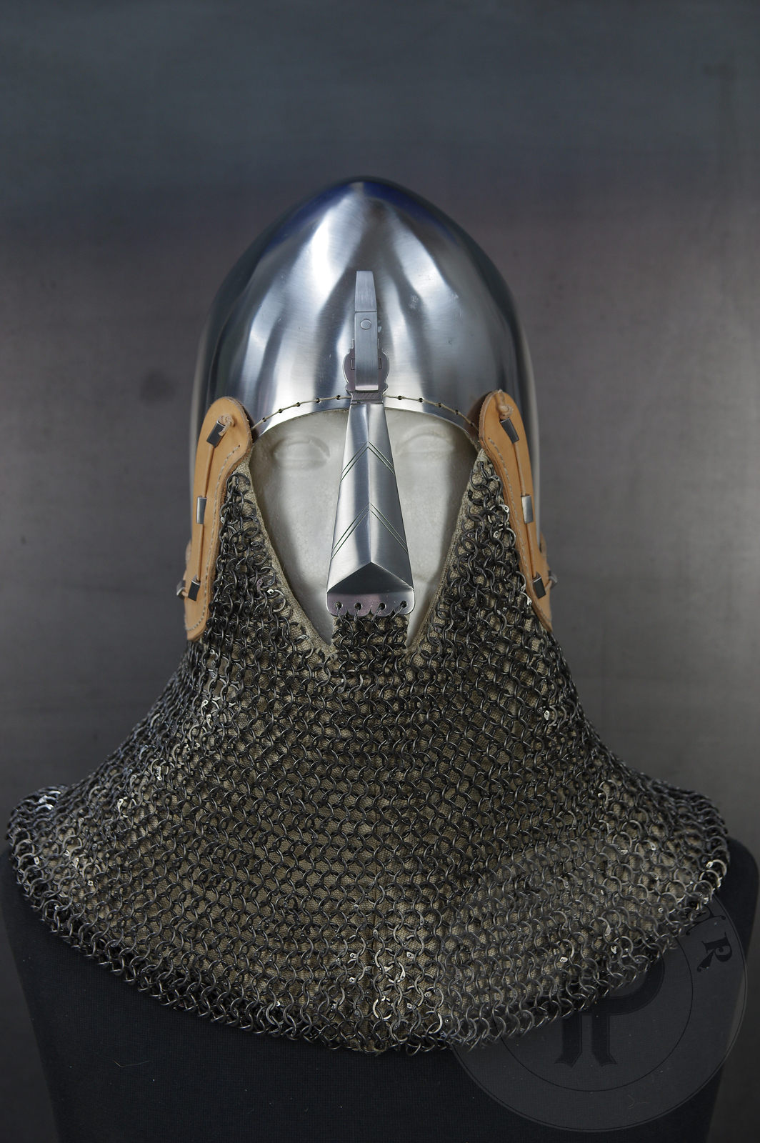 Reproduction of the helmet from Nysa(Poland) equipped with a nasal guard based on the original from Amersfoort (Holland). / Replika hemu z Nysy wyposaona w nosal wzorowany na oryginale z Amersfoort w Holandii.