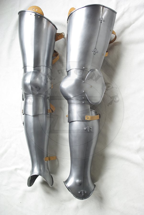 Bigwanty pytowe wzorowane na zachowanym zabytku z Churburga./ Leg harness based on Churburg harness.