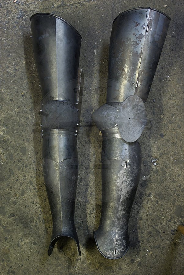 Hartowane pełne bigwanty płytowe, późny XIV wiek - początek XV wieku./Heat hardened and tempered complete leg harness, late XIV c. - begin of XV c.