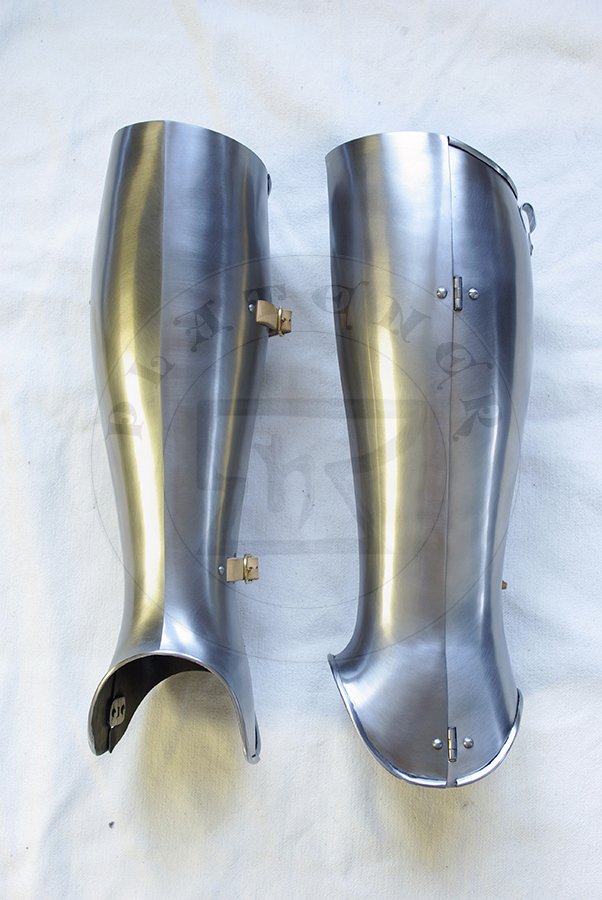 Hartowane pene bigwanty pytowe, pny XIV wiek - pocztek XV wieku./Heat hardened and tempered complete leg harness, late XIV c. - begin of XV c.