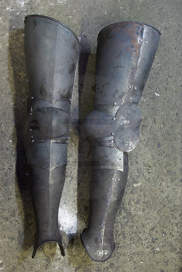 Hartowane pene bigwanty pytowe, pny XIV wiek - pocztek XV wieku./Heat hardened and tempered complete leg harness, late XIV c. - begin of XV c.