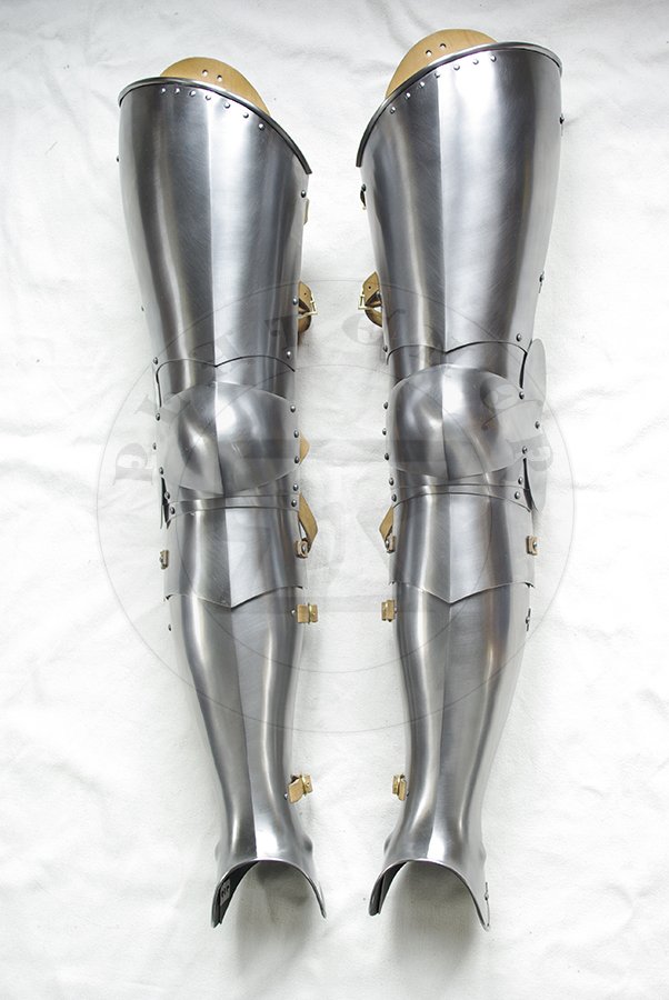 Hartowane pene bigwanty pytowe, pny XIV wiek - pocztek XV wieku./Heat hardened and tempered complete leg harness, late XIV c. - begin of XV c.