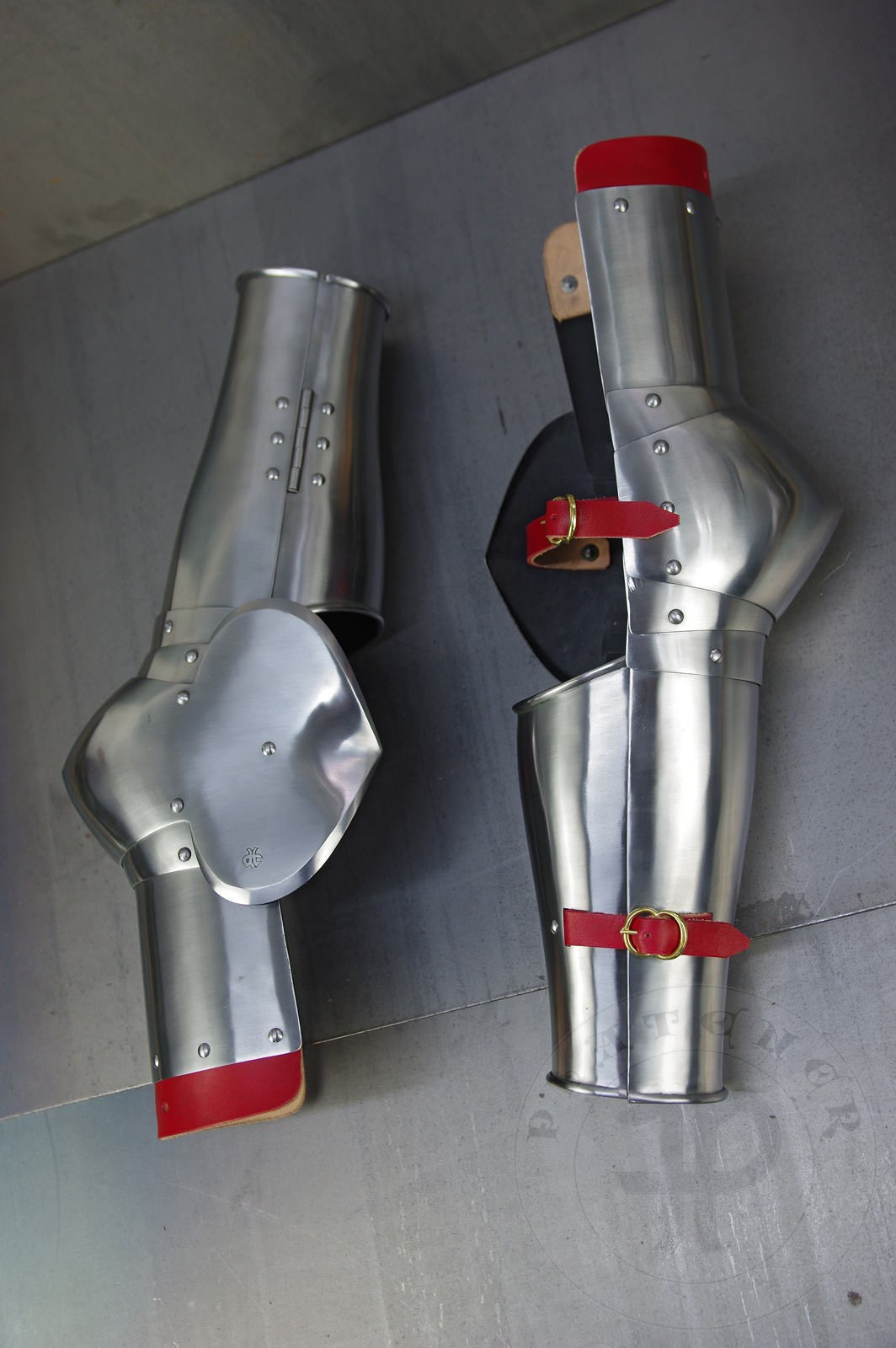 Braces inspired by Churburg CHS10 and Oakeshott Collection 408 and are typical for late XIV period. All heat hardened and tempered up to 42 HRC. / Narczaki inspirowane na: Churburg CHS10 oraz Oakeshott Collection 408, powszechny wzr na koniec XIV wieku. Hartowane i odpuszczane do twardoci 42 HRC.