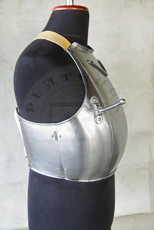 Napiernik ze stali redniowglowej wzorowany na nagrobku Eberharda von Rosenberg, datowany na 1387 rok. Dodatkowo wyposaony w hak na kopie. Hartowany i odpuszczany do twardoci 42 HRC./Breastplate made from medium carbon steel based on effigy of Eberhard von Rosenberg, circa 1387. Equipped with lance rest. Heat hardened and tempered up to 42 HRC.