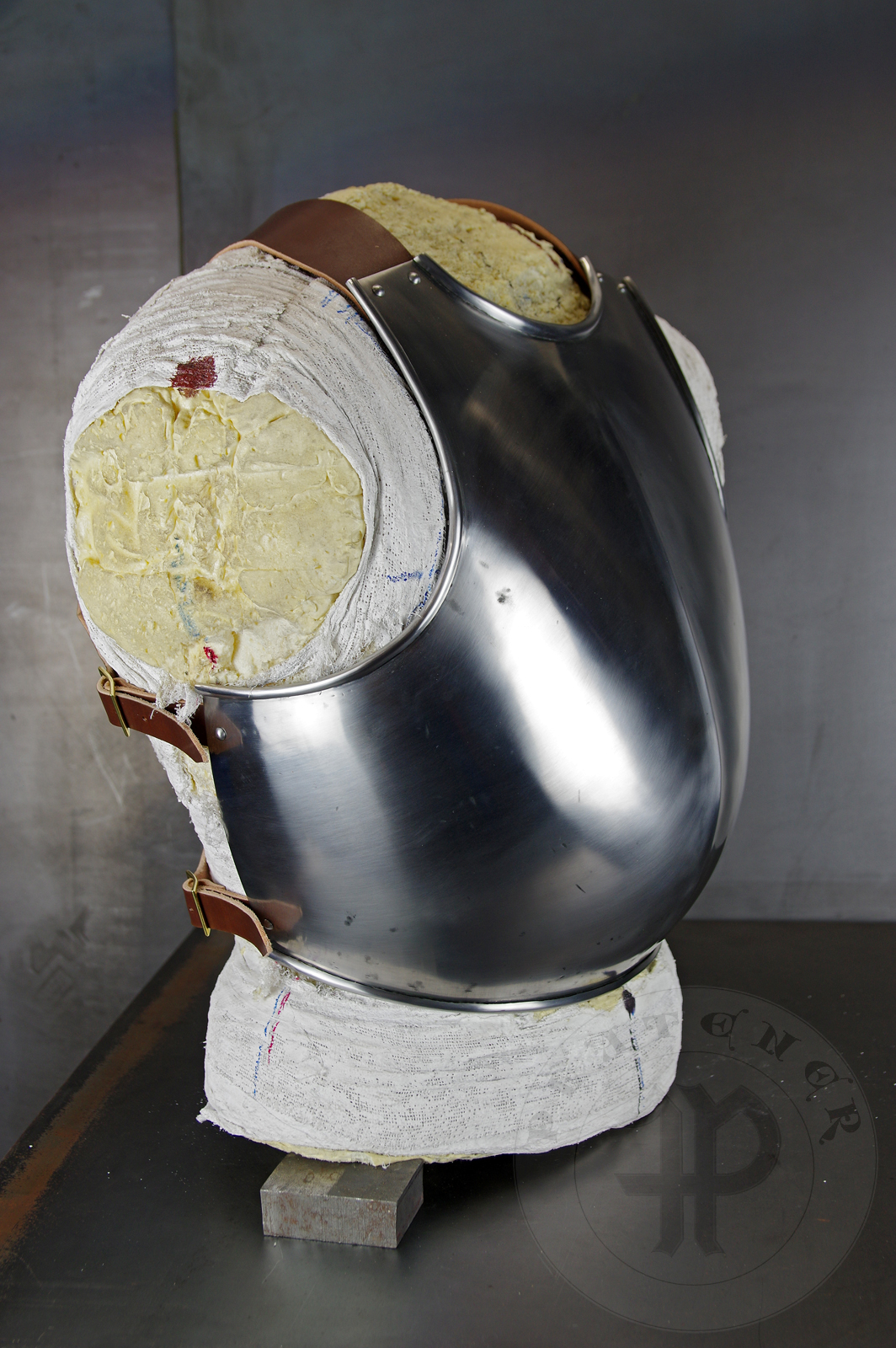 Breastplate based on various late 14th c. sources. Material: hot forged 2 mm medium carbon steel. Heat hardened and tempered up to 42 HRC./ Napiernik wzorowany na rnych rdach z pnego XIV wieku. Materia: kuta na gorco stal redniowglowa o gruboci 2 mm. Hartowany i odpuszczany do 42 HRC.