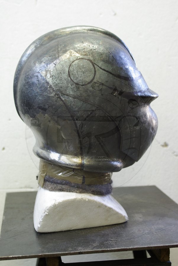 Hełm zamknięty wzorowany na egzemplarzu produkcji norymberskiej, ok. 1520 r., obecnie w Musée de l'Armée w Paryżu. Wszystko wykonane bez spawania z wysokiej jakości stali węglowej o zwartości węgla ok. 0,3%./Close helmet based on piece of Numberg origin, c. 1520, currently in Musée de l'Armée in Paris. All made without welding from high quality mild steel of 0,3% carbon content.
