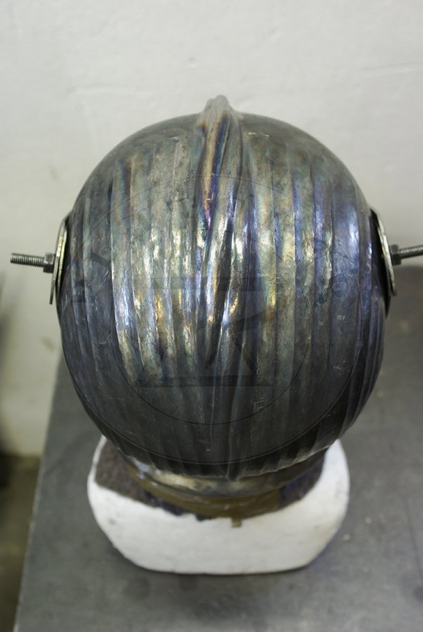 Hełm zamknięty wzorowany na egzemplarzu produkcji norymberskiej, ok. 1520 r., obecnie w Musée de l'Armée w Paryżu. Wszystko wykonane bez spawania z wysokiej jakości stali węglowej o zwartości węgla ok. 0,3%./Close helmet based on piece of Numberg origin, c. 1520, currently in Musée de l'Armée in Paris. All made without welding from high quality mild steel of 0,3% carbon content.