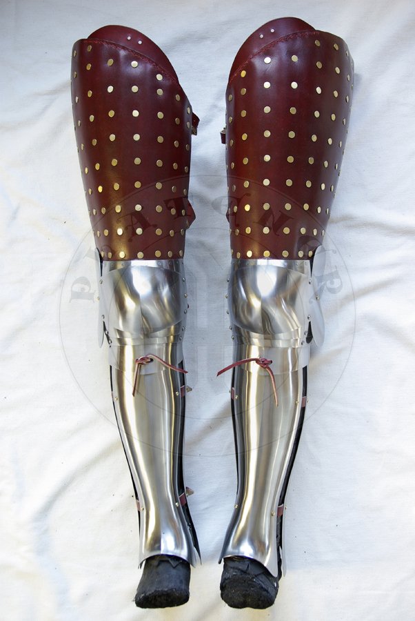 Osony ng wykonane ze stali redniowglowej oraz skry, druga poowa XIV wieku. Elementy stalowe hartowane i odpuszczane do twardoci 42 HRC./Leg harness made from medium carbon steel and leather, second half of XIV c. Steel elements Heat hardened and tempered up to 42 HRC.