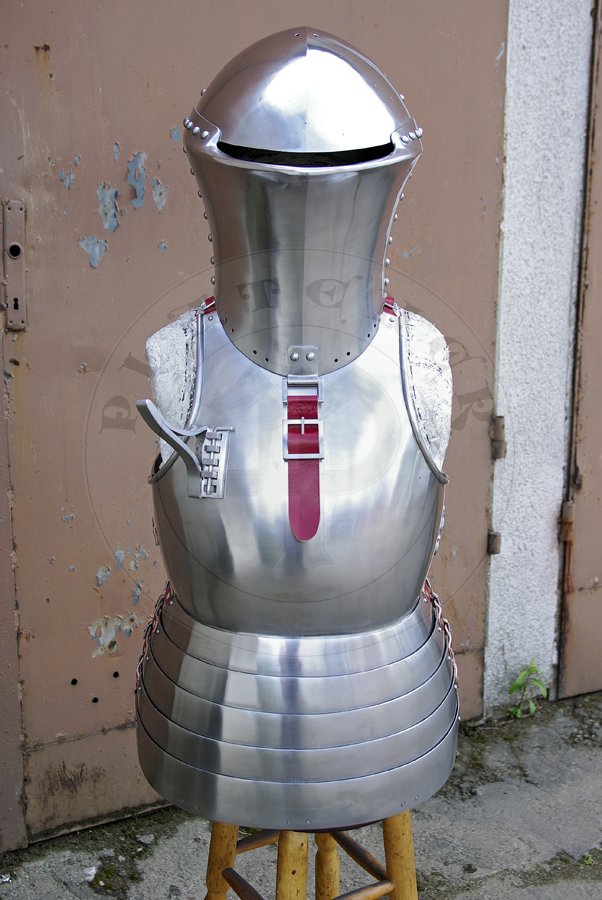Kirys i stechhelm ze zbroi kopijniczej na początek XV wieku./Cuirass and stechhelm from early XV c. armour set for jousting purpose.