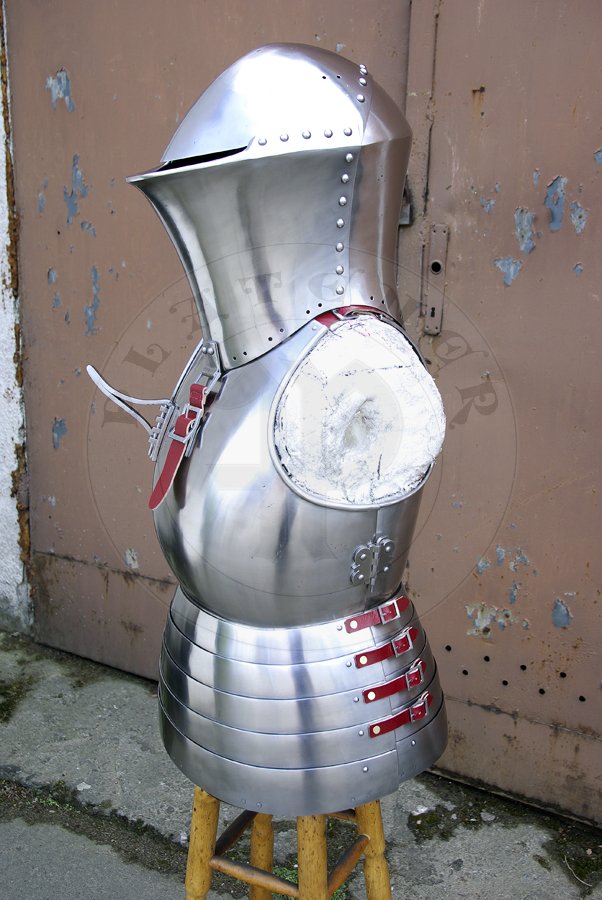 Kirys i stechhelm ze zbroi kopijniczej na początek XV wieku./Cuirass and stechhelm from early XV c. armour set for jousting purpose.