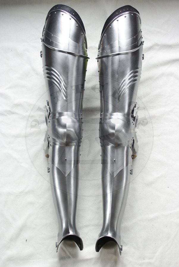 Gotyckie osony ng, datowane na pny XV wiek. Wykonane w caoci ze stali redniowglowej. Nabiodrki hartowane i odpuszczane do 40-42 HRC./Gothic leg harness, dated to late XV c. Fully made of medium carbon steel. Upper legs heat hardened and tempered up to 40-42 HRC.