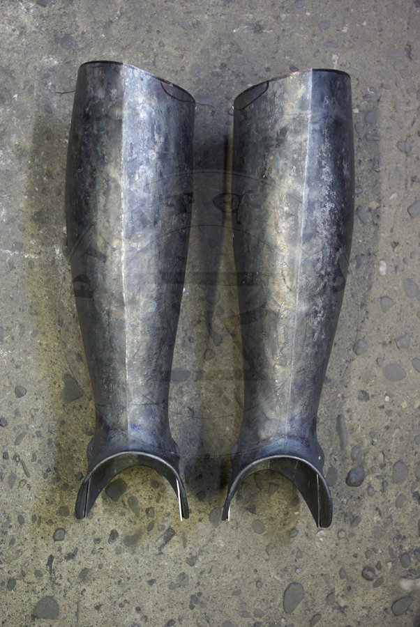 Gotyckie osłony nóg, datowane na późny XV wiek. Wykonane w całości ze stali średniowęglowej. Nabiodrki hartowane i odpuszczane do 40-42 HRC./Gothic leg harness, dated to late XV c. Fully made of medium carbon steel. Upper legs heat hardened and tempered up to 40-42 HRC.