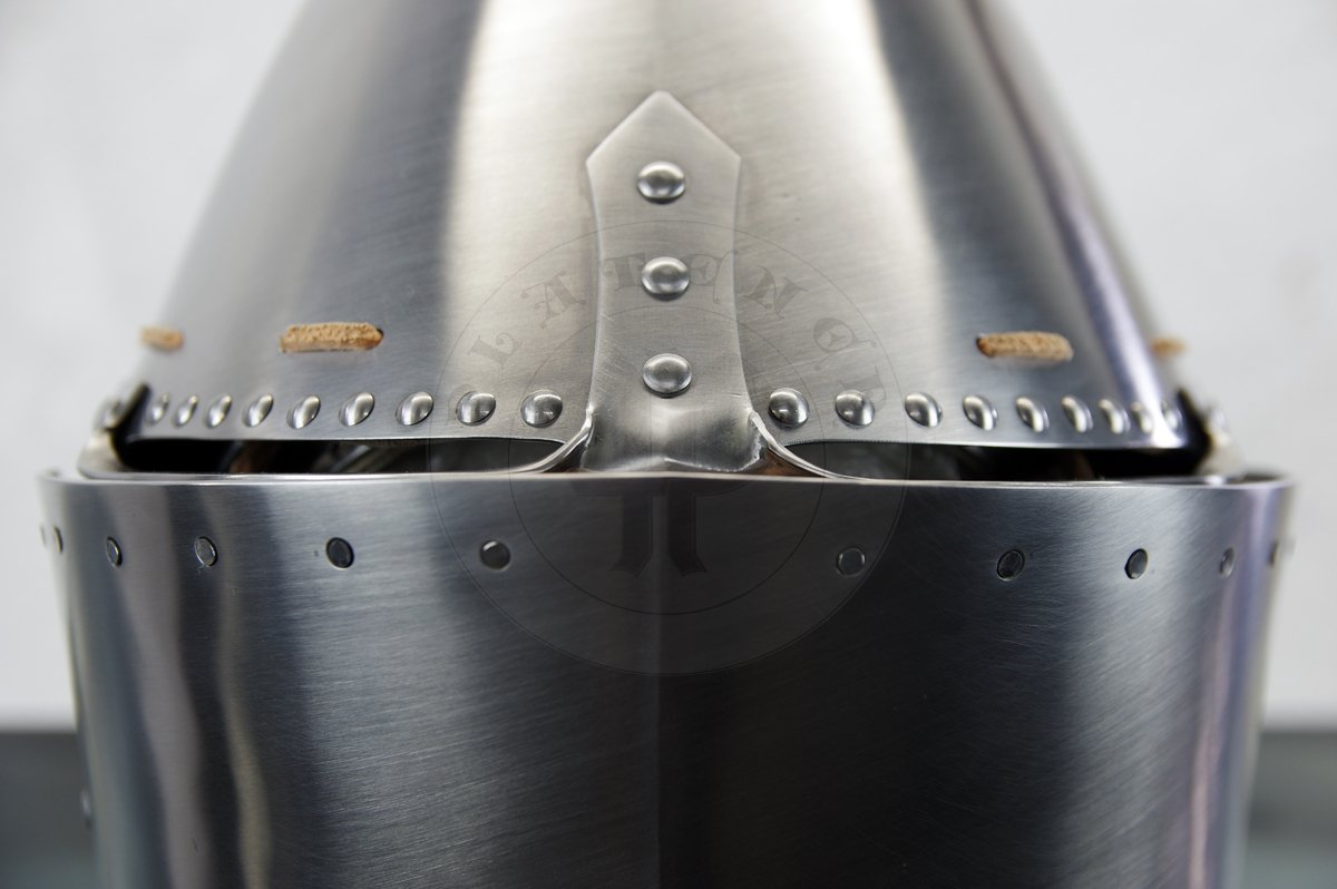 Great Helm with reinforce plate for jousting, dated for circa 1380-1400. Great Helm made of medium carbon steel of 2 mm and 1,5 mm thickness. Heat hardened and tempered up to 42 HRC. Weight 4,290 kg. Reinforce plate made of high quality mild steel of 2,5 mm thickness and quenched. Weight 1,9 kg./Hem Wielki z pyt wzmacniajc dedykowan do walki na kopie, datowanie 1380-1400. Hem Wielki wykonany ze stali redniowglowej o gruboci 2 mm i i 1,5 mm. Hartowany i odpuszczany do 42 HRC. Waga 4,290 kg. Pyta wzmacniajca wykonana z wysokiej jakoci stali niskowglowej o gruboci 2,5 mm, ulepszona cieplnie. Waga 1,9 kg.