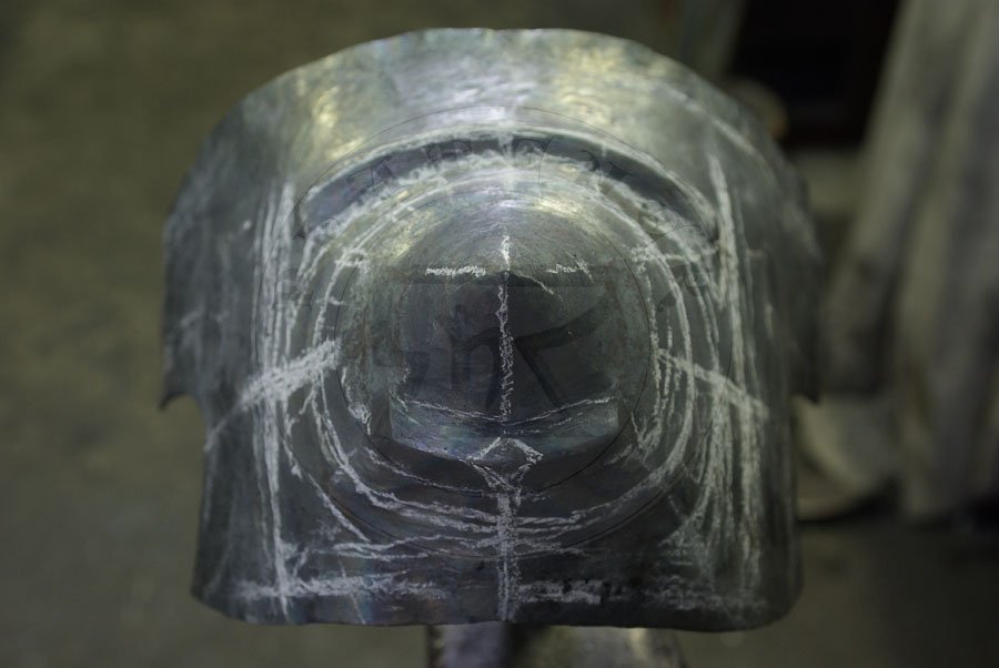 Hełm w trakcie produkcji/Helmet during manufactur