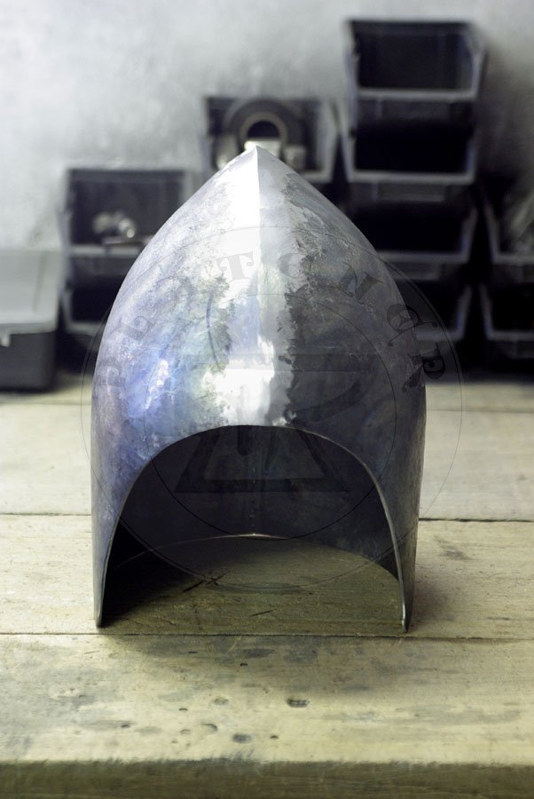 Hem w trakcie produkcji/Helmet during manufactur