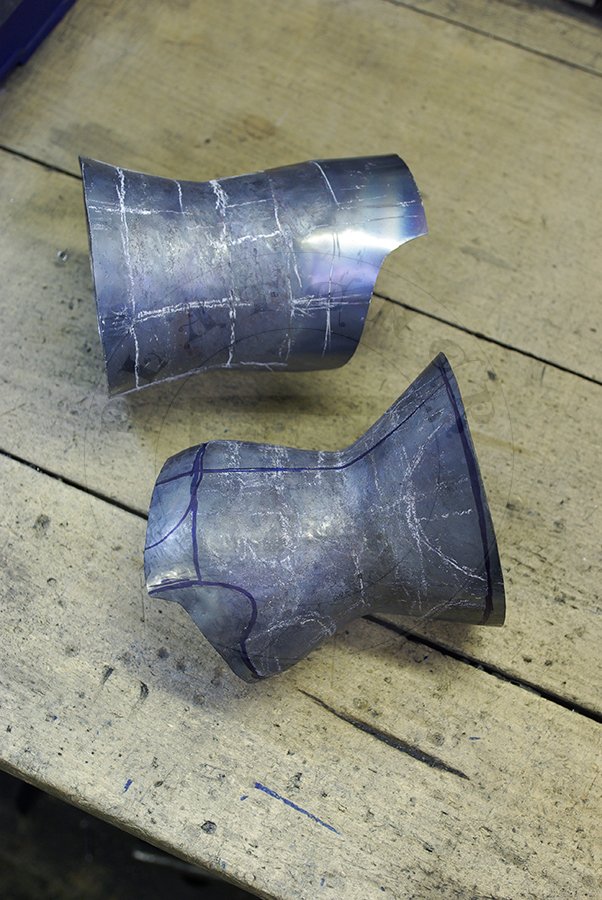 Rękawice klepsydrowe wykonane bez spawania ze stali średniowęglowej w produkcji./Hourglass gauntlets made without welding from medium carbon steel in production.