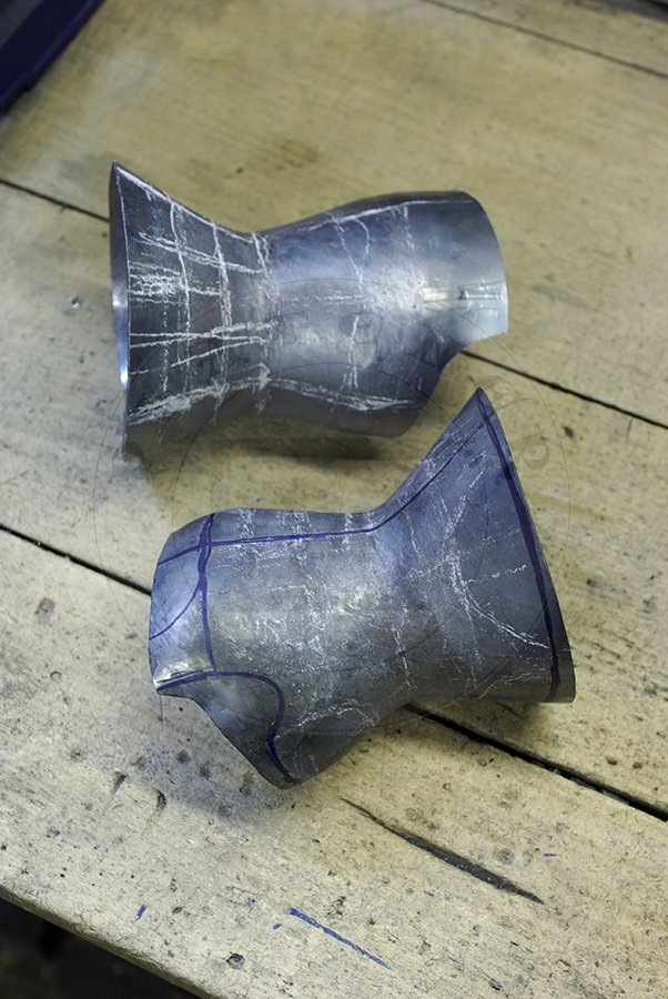 Rkawice klepsydrowe wykonane bez spawania ze stali redniowglowej w produkcji./Hourglass gauntlets made without welding from medium carbon steel in production.