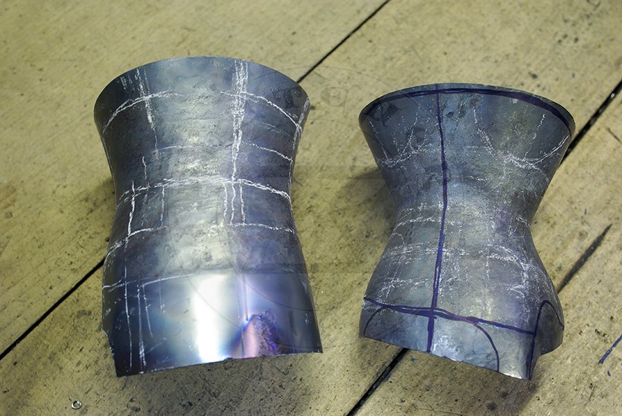 Rękawice klepsydrowe wykonane bez spawania ze stali średniowęglowej w produkcji./Hourglass gauntlets made without welding from medium carbon steel in production.