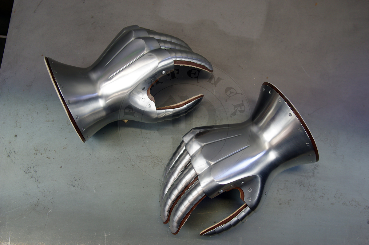 Hourglass gauntlets made from medium carbon steel, heat hardened and tempered up to 42 HRC. The finger plates have slightly dished shape. Source: manuscript Guiron le Courtois and statue of Bernabo Visconti/Rkawice klepsydrowe wykonane ze stali redniowglowej, hartowane i odpusczane do 42 HRC. uski palcw uformowane w delikatnie oby ksztat. rdo: manuskrypt Guiron le Courtois oraz rzeba Bernabo Viscontiego