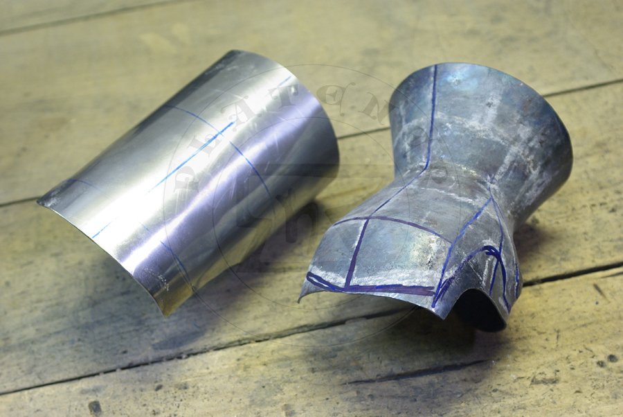 Hartowane rkawice klepsydrowe wykonane ze stali redniowglowej./ Heat harened and tempered hourglass gauntlets made from medium carboon steel.