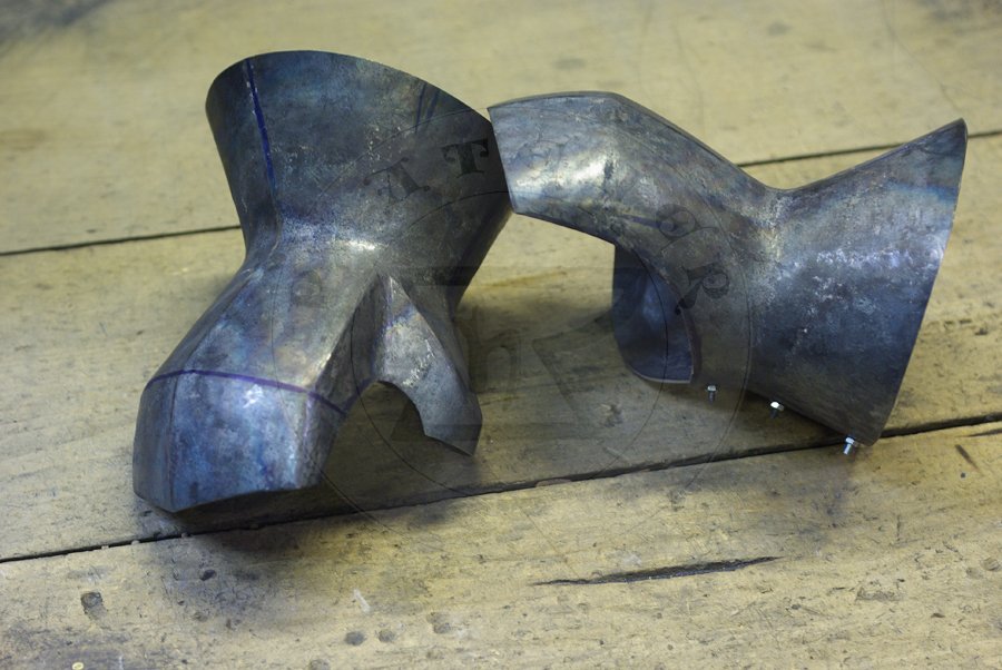 Hartowane rkawice klepsydrowe wykonane ze stali redniowglowej./ Heat harened and tempered hourglass gauntlets made from medium carboon steel.