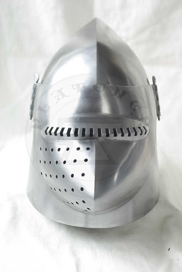 Przybica z zason typu psi pysk wzorowana na hemie CH16 z Churburga z dodatkow zason wzorowan na oryginale A69 z Wallace Collection./Visored bascinet based on helmet CH16 from Churburg with additional visor made in style of Wallace Collection A69.