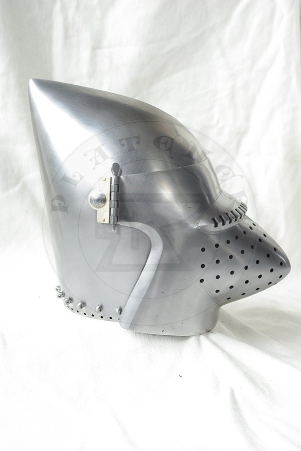 Przybica z zason typu psi pysk wzorowana na hemie CH16 z Churburga z dodatkow zason wzorowan na oryginale A69 z Wallace Collection./Visored bascinet based on helmet CH16 from Churburg with additional visor made in style of Wallace Collection A69.