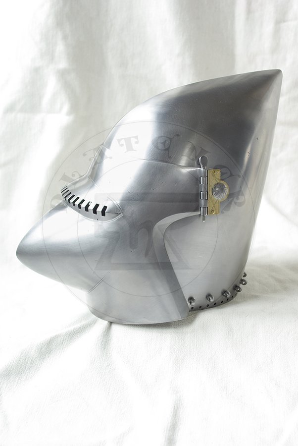 Przybica z zason typu psi pysk wzorowana na hemie CH16 z Churburga z dodatkow zason wzorowan na oryginale A69 z Wallace Collection./Visored bascinet based on helmet CH16 from Churburg with additional visor made in style of Wallace Collection A69.