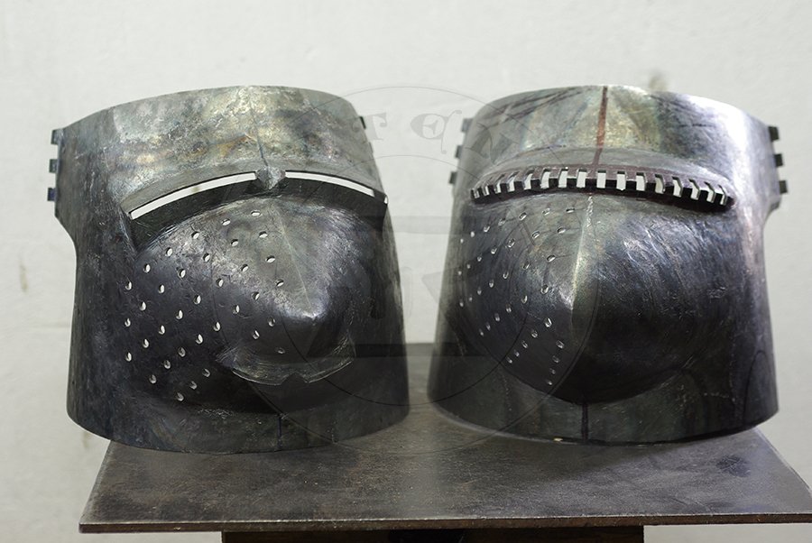 Przybica z zason typu psi pysk wzorowana na hemie CH16 z Churburga z dodatkow zason wzorowan na oryginale A69 z Wallace Collection./Visored bascinet based on helmet CH16 from Churburg with additional visor made in style of Wallace Collection A69.