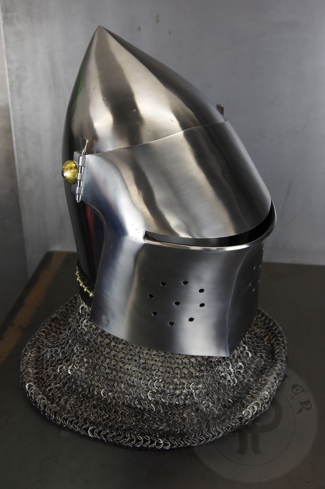 The bascinet based on original from Burgos combined with three visors: Loewenburg, Churburg CH16 and a plow like visor. Each visor is raised without welding. Hand engraved brass caps for the hinge's rivets. All hardened and tempered up to 34 HRC./ Basinet wzorowany na oryginale z Burgos w poczeniu z trzema zasonami: Loewenburg, Churburg CH16 i zasonie typu pug lub tzw. abi pysk. Kada z zason wykuta bez spawania. Rcznie grawerowane mosine nakadki na nity od zawiasw zasony. Wszystkie elementy hartowane i odpuszczany do 34 HRC.