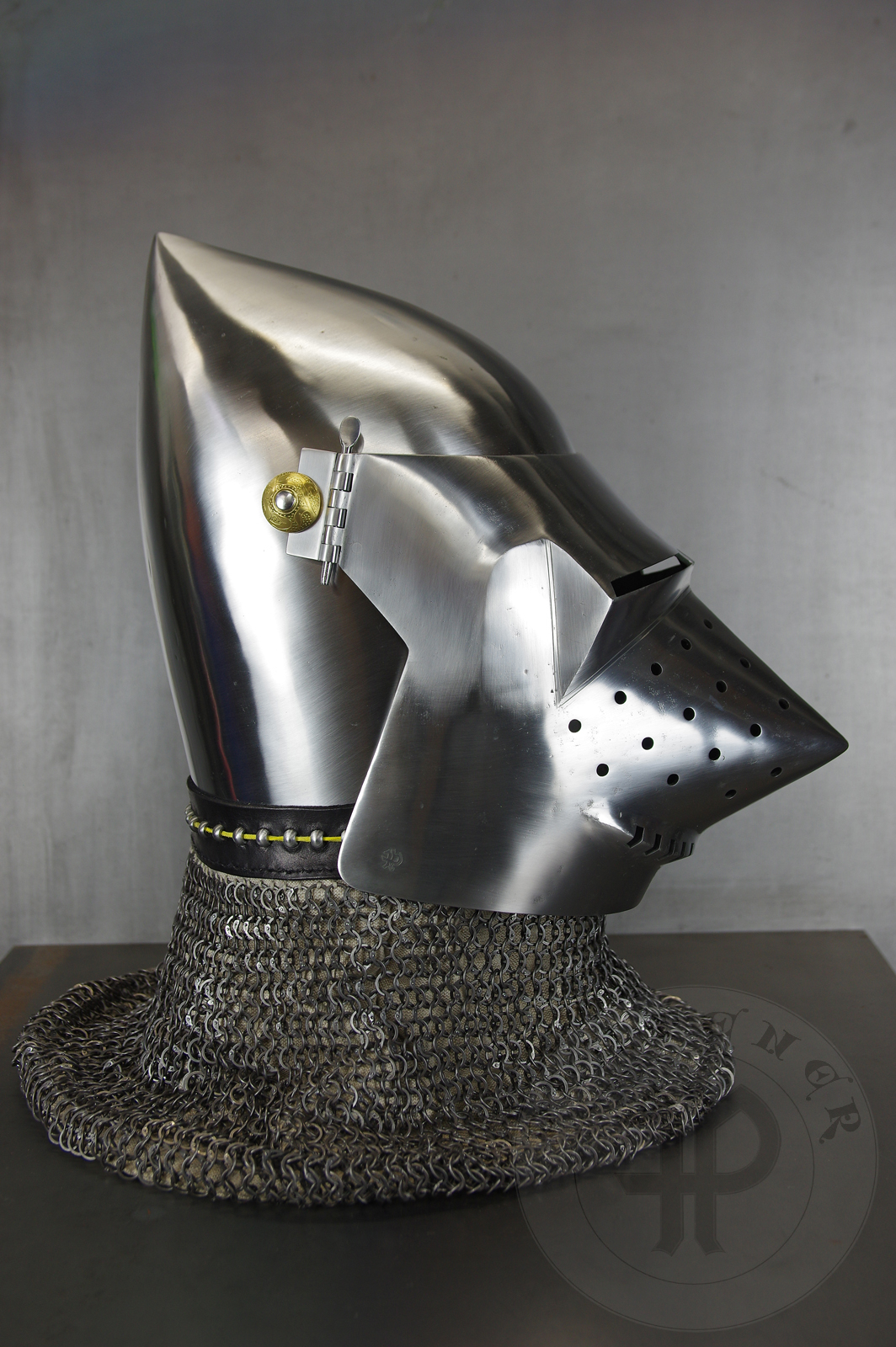 The bascinet based on original from Burgos combined with three visors: Loewenburg, Churburg CH16 and a plow like visor. Each visor is raised without welding. Hand engraved brass caps for the hinge's rivets. All hardened and tempered up to 34 HRC./ Basinet wzorowany na oryginale z Burgos w poczeniu z trzema zasonami: Loewenburg, Churburg CH16 i zasonie typu pug lub tzw. abi pysk. Kada z zason wykuta bez spawania. Rcznie grawerowane mosine nakadki na nity od zawiasw zasony. Wszystkie elementy hartowane i odpuszczany do 34 HRC.