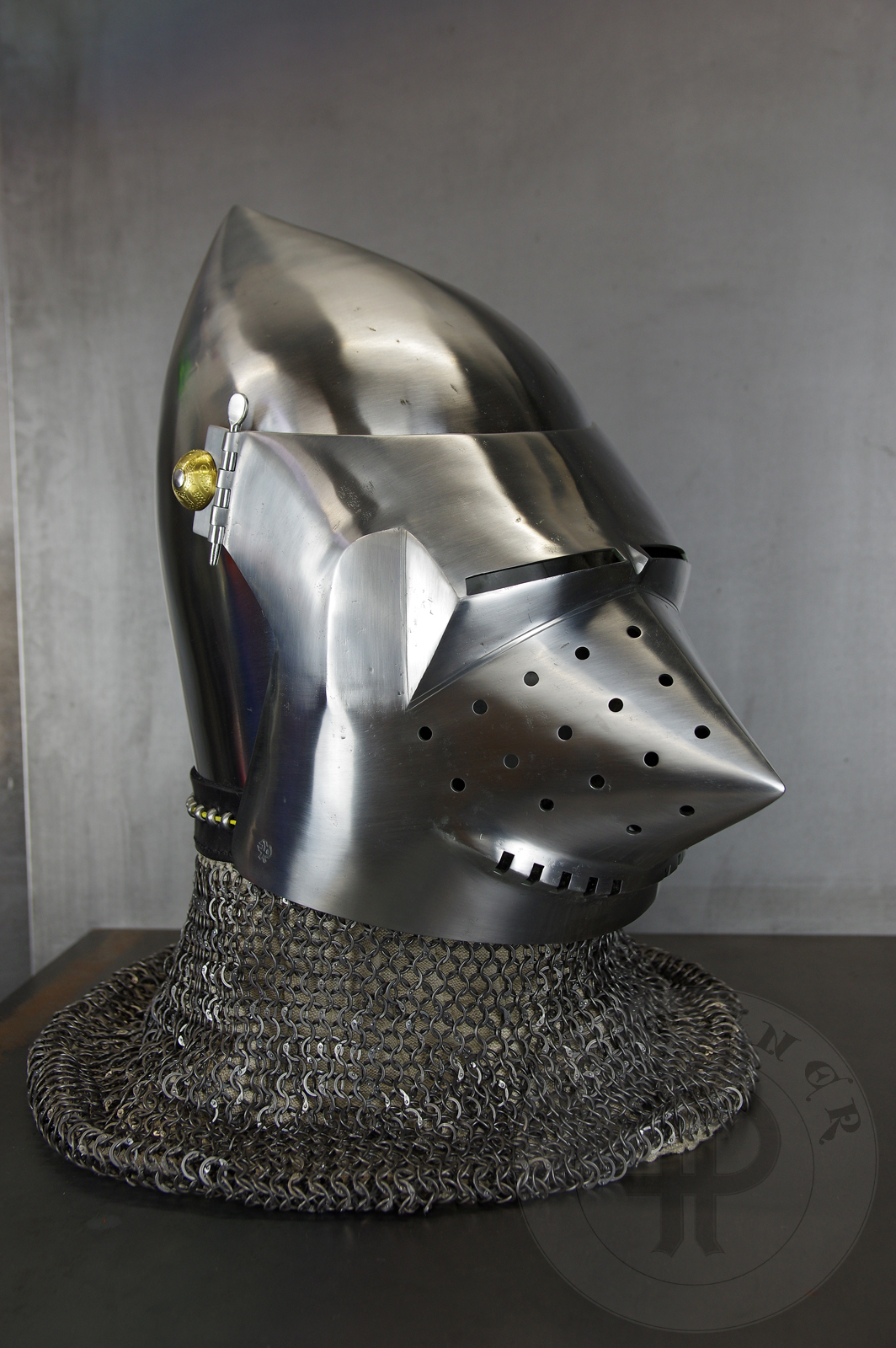 The bascinet based on original from Burgos combined with three visors: Loewenburg, Churburg CH16 and a plow like visor. Each visor is raised without welding. Hand engraved brass caps for the hinge's rivets. All hardened and tempered up to 34 HRC./ Basinet wzorowany na oryginale z Burgos w poczeniu z trzema zasonami: Loewenburg, Churburg CH16 i zasonie typu pug lub tzw. abi pysk. Kada z zason wykuta bez spawania. Rcznie grawerowane mosine nakadki na nity od zawiasw zasony. Wszystkie elementy hartowane i odpuszczany do 34 HRC.