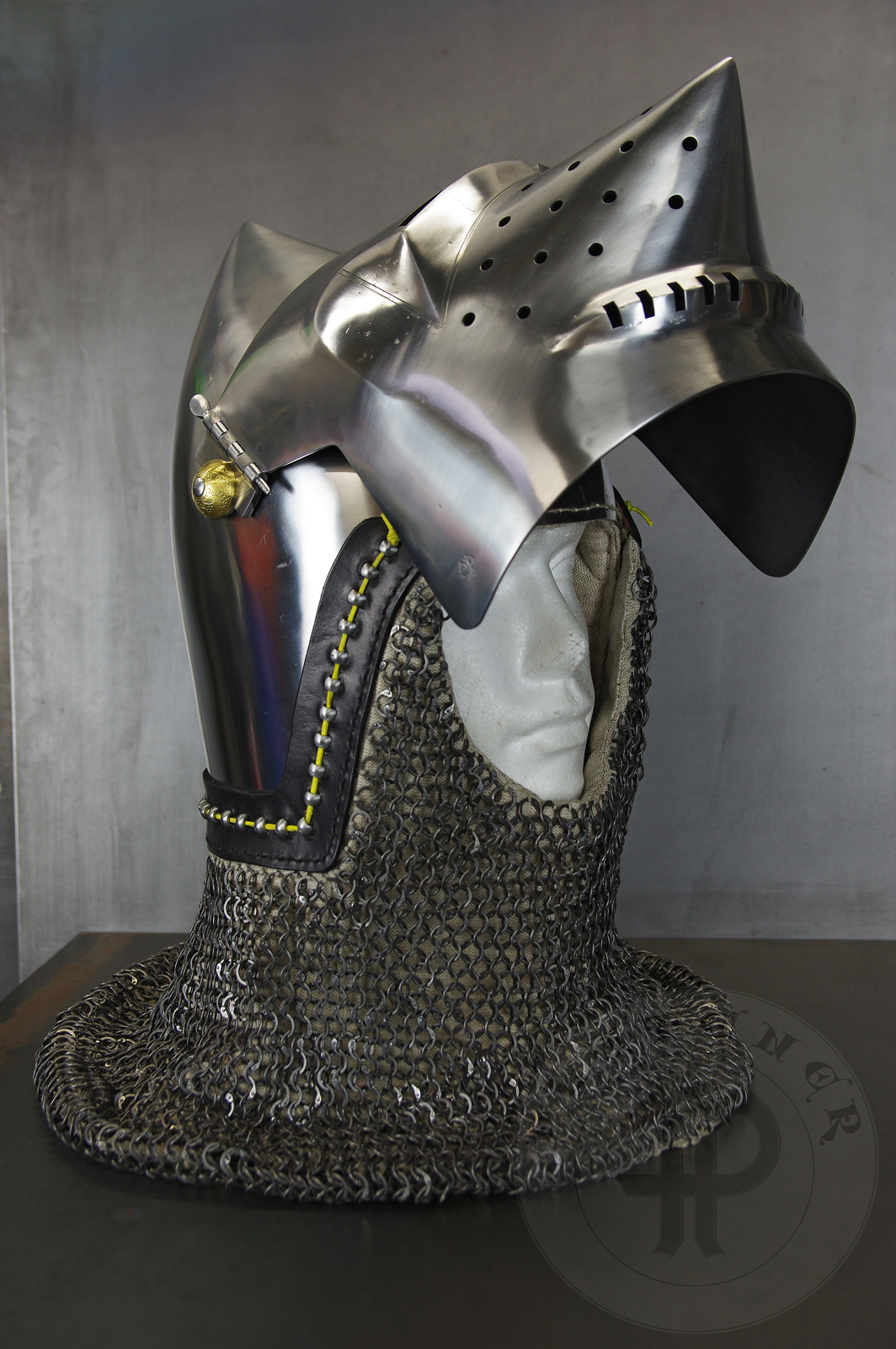 The bascinet based on original from Burgos combined with three visors: Loewenburg, Churburg CH16 and a plow like visor. Each visor is raised without welding. Hand engraved brass caps for the hinge's rivets. All hardened and tempered up to 34 HRC./ Basinet wzorowany na oryginale z Burgos w poczeniu z trzema zasonami: Loewenburg, Churburg CH16 i zasonie typu pug lub tzw. abi pysk. Kada z zason wykuta bez spawania. Rcznie grawerowane mosine nakadki na nity od zawiasw zasony. Wszystkie elementy hartowane i odpuszczany do 34 HRC.