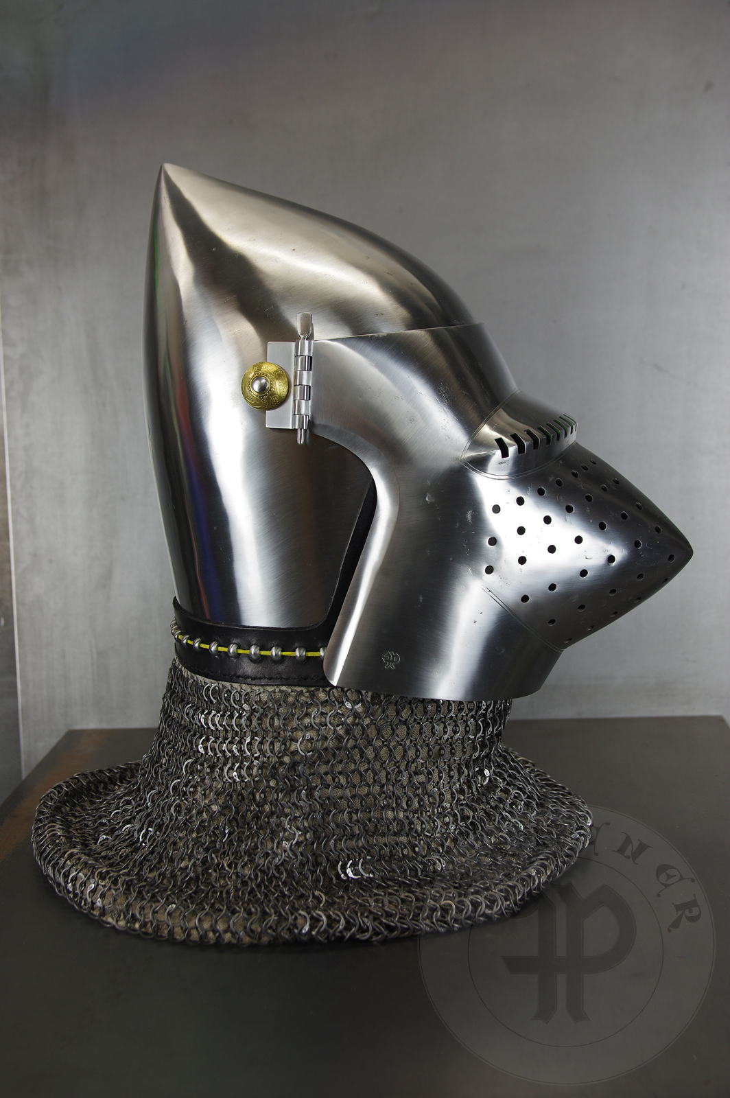 The bascinet based on original from Burgos combined with three visors: Loewenburg, Churburg CH16 and a plow like visor. Each visor is raised without welding. Hand engraved brass caps for the hinge's rivets. All hardened and tempered up to 34 HRC./ Basinet wzorowany na oryginale z Burgos w poczeniu z trzema zasonami: Loewenburg, Churburg CH16 i zasonie typu pug lub tzw. abi pysk. Kada z zason wykuta bez spawania. Rcznie grawerowane mosine nakadki na nity od zawiasw zasony. Wszystkie elementy hartowane i odpuszczany do 34 HRC.