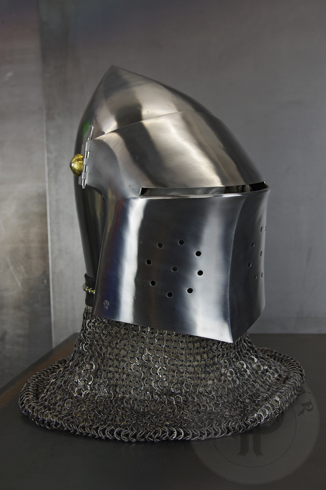 The bascinet based on original from Burgos combined with three visors: Loewenburg, Churburg CH16 and a plow like visor. Each visor is raised without welding. Hand engraved brass caps for the hinge's rivets. All hardened and tempered up to 34 HRC./ Basinet wzorowany na oryginale z Burgos w poczeniu z trzema zasonami: Loewenburg, Churburg CH16 i zasonie typu pug lub tzw. abi pysk. Kada z zason wykuta bez spawania. Rcznie grawerowane mosine nakadki na nity od zawiasw zasony. Wszystkie elementy hartowane i odpuszczany do 34 HRC.