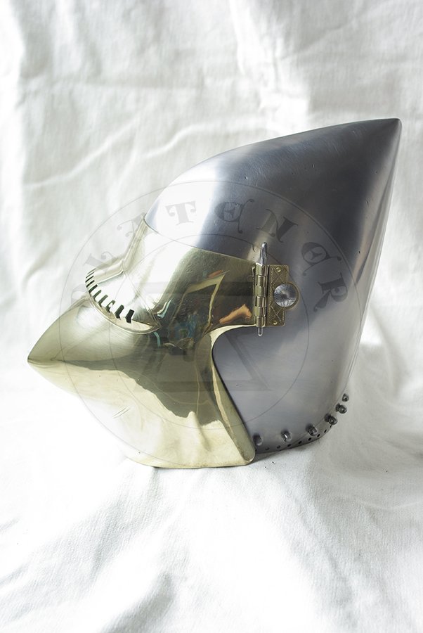 Przybica typu psi pysk z mosidzowan zason wzorowana na hemie CH16 z Churburga./Visored bascinet with brass biled visor based on helmet CH16 from Churburg.