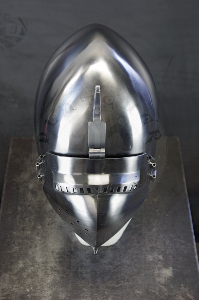 Klappvisier bascinet inspired by helmet from Musee de Valere, Sion c. 1360-1380. Skull raised from two halves of 2 mm high quality mild steel, heat hardened and tempered up to 34 HRC. Visor raised from 2 mm medium carbon steel and hardened and tempered up to 42 HRC. Visor hinge made of medium carbon steel. Visor is removable. Weight 2,950 kg. /Klappvisier zainspirowany hemem z  Musee de Valere, Sion datowany na 1360-1380. Dzwon wykuty z dwch powek  2 mm wysokiej jakoci stali niskowglowej, hartowany i odpuszczany do 34 HRC. Zasona wykuta z 2 mm stali redniowglowej, hartowana i odpuszczana do 42 HRC. Zawias zasony wykonany ze stali redniowglowej. Zasona jest zdejmowana. Waga 2,950 kg.