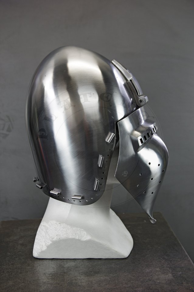 Klappvisier bascinet inspired by helmet from Musee de Valere, Sion c. 1360-1380. Skull raised from two halves of 2 mm high quality mild steel, heat hardened and tempered up to 34 HRC. Visor raised from 2 mm medium carbon steel and hardened and tempered up to 42 HRC. Visor hinge made of medium carbon steel. Visor is removable. Weight 2,950 kg. /Klappvisier zainspirowany hemem z  Musee de Valere, Sion datowany na 1360-1380. Dzwon wykuty z dwch powek  2 mm wysokiej jakoci stali niskowglowej, hartowany i odpuszczany do 34 HRC. Zasona wykuta z 2 mm stali redniowglowej, hartowana i odpuszczana do 42 HRC. Zawias zasony wykonany ze stali redniowglowej. Zasona jest zdejmowana. Waga 2,950 kg.