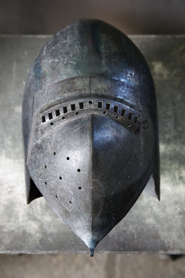 Klappvisier bascinet inspired by helmet from Musee de Valere, Sion c. 1360-1380. Skull raised from two halves of 2 mm high quality mild steel, heat hardened and tempered up to 34 HRC. Visor raised from 2 mm medium carbon steel and hardened and tempered up to 42 HRC. Visor hinge made of medium carbon steel. Visor is removable. Weight 2,950 kg. /Klappvisier zainspirowany hełmem z  Musee de Valere, Sion datowany na 1360-1380. Dzwon wykuty z dwóch połówek  2 mm wysokiej jakości stali niskowęglowej, hartowany i odpuszczany do 34 HRC. Zasłona wykuta z 2 mm stali średniowęglowej, hartowana i odpuszczana do 42 HRC. Zawias zasłony wykonany ze stali średniowęglowej. Zasłona jest zdejmowana. Waga 2,950 kg.