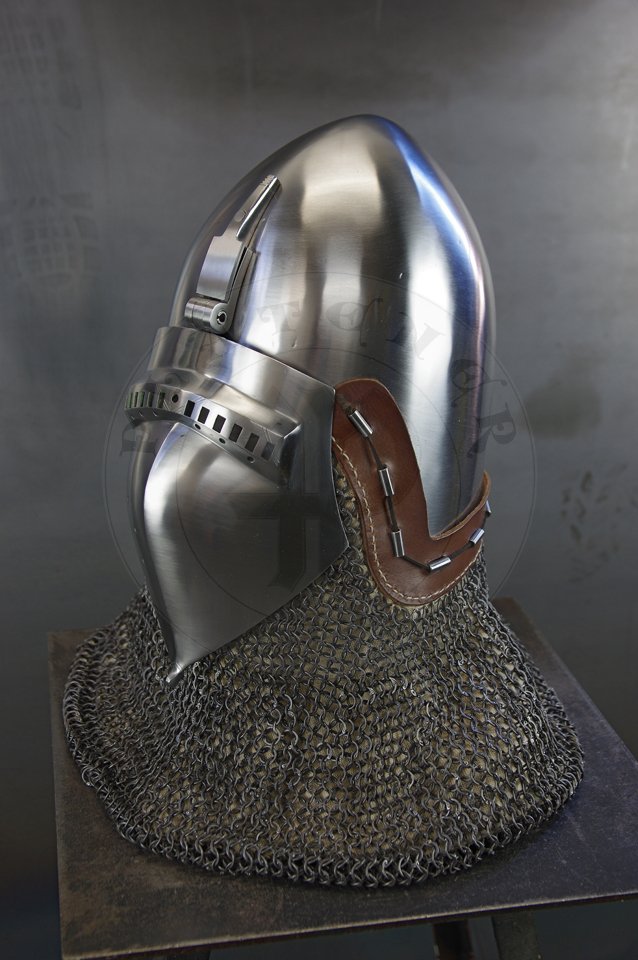 Klappvisier bascinet inspired by helmet from Musee de Valere, Sion c. 1360-1380. Skull raised from two halves of 2 mm high quality mild steel, heat hardened and tempered up to 34 HRC. Visor raised from 2 mm medium carbon steel and hardened and tempered up to 42 HRC. Visor hinge made of medium carbon steel. Visor is removable. Weight 2,950 kg. /Klappvisier zainspirowany hełmem z  Musee de Valere, Sion datowany na 1360-1380. Dzwon wykuty z dwóch połówek  2 mm wysokiej jakości stali niskowęglowej, hartowany i odpuszczany do 34 HRC. Zasłona wykuta z 2 mm stali średniowęglowej, hartowana i odpuszczana do 42 HRC. Zawias zasłony wykonany ze stali średniowęglowej. Zasłona jest zdejmowana. Waga 2,950 kg.